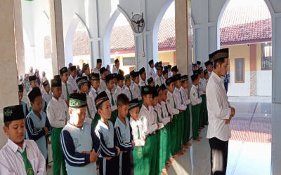 PEMBIASAAN SHOLAT DHUHA DAN PEMBACAAN AQIDATUL AWWAM MI MIFTAHUL HUDA I TEGALPARE.