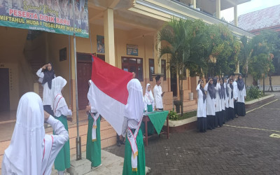UPACARA BENDERA SETIAP HARI SENIN MI MIFTAHUL HUDA I
